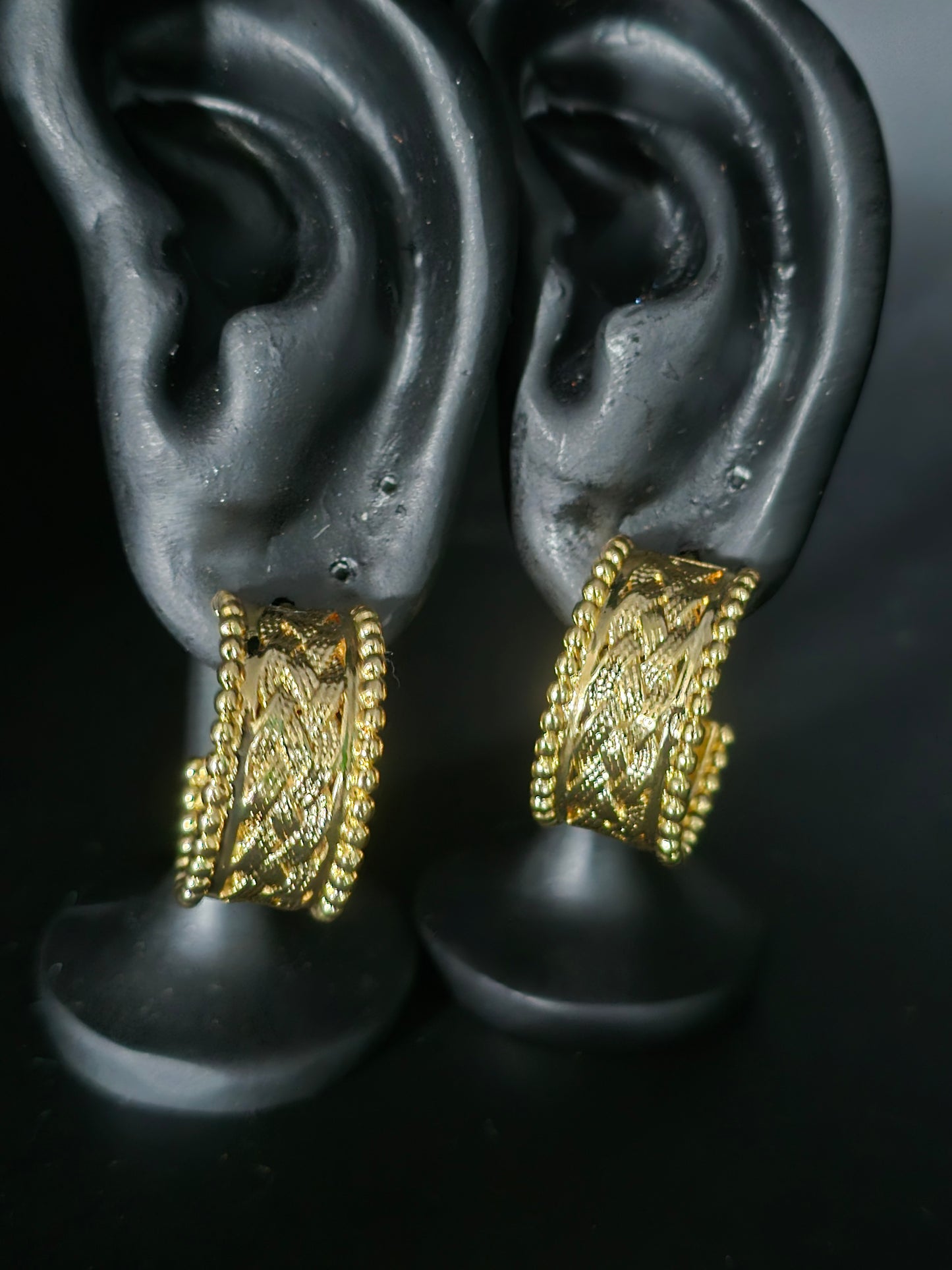 EARING**MIA**