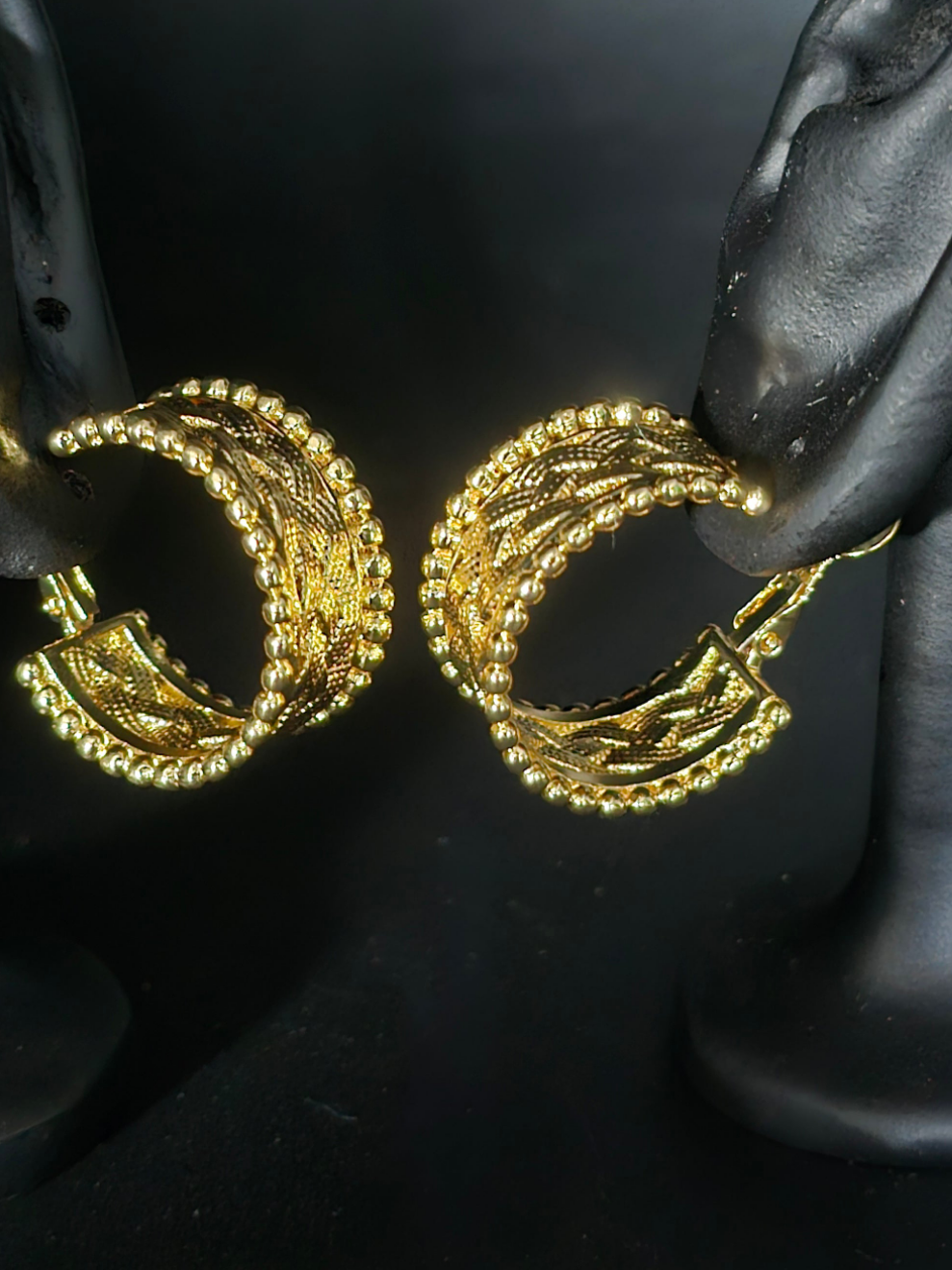 EARING**MIA**
