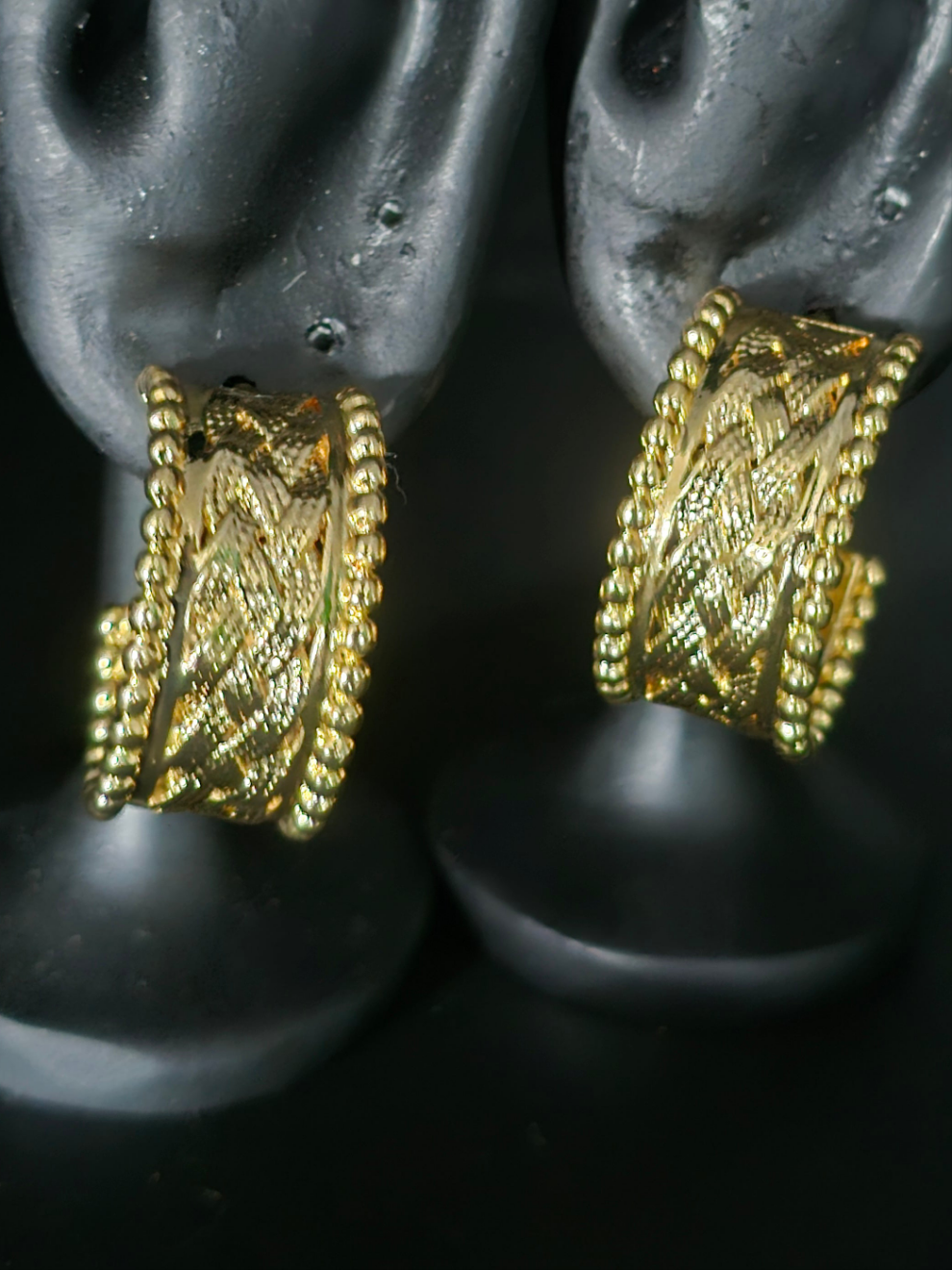 EARING**MIA**