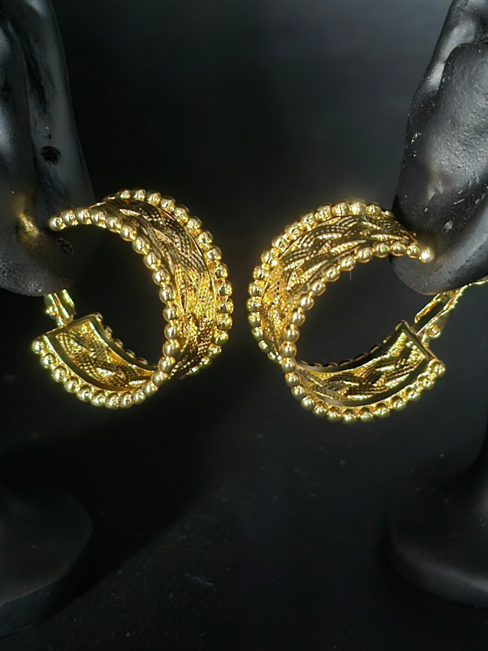 EARING**MIA**